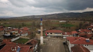Camisiz minare köyün sembolü oldu