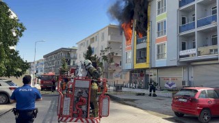 Çanakkalede 4 katlı binada can pazarı: Alev ve dumanlar arasında kalan kadın sağ salim kurtarıldı