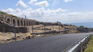Çanakkalede Assos Antik Liman Yolunda sıcak asfalt dökme çalışmaları başladı