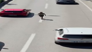 Canını hiçe sayarak akan trafikte böyle yürüdü