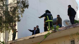 Çatıya çıkıp üzerine benzin döktü gazeteci oyaladı polis yakaladı