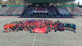 Çayırovada 19 Mayıs coşkusu yeşil sahaya taşındı