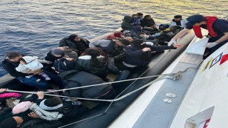 Çeşme açıklarında lastik botta 39 düzensiz göçmen yakalandı