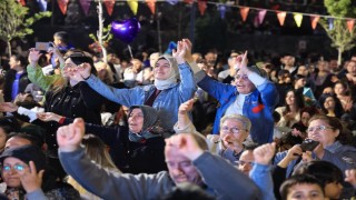 Çiçek Festivalinin son gününde düzenlenen konserde vatandaşlar doyasıya eğlendi