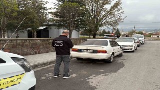 Cinayet şüphelilerinin kaçtıkları otomobil ikametlerinin yakınında bulundu