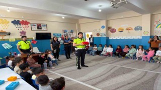 Cizrede geleceğin sürücüleri kuralları polis amcalarından öğrendi