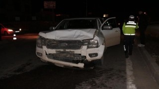 Cizrede kamyonet otomobile arkadan çarptı: 2 yaralı