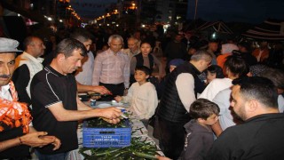 Çocukluğunda yediği salatalığı unutamayan muhtar 1 ton salatalık dağıttı
