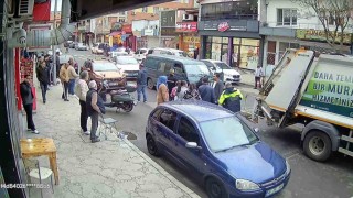 Çöp toplama kamyonuna çarpan hafif ticari araç işçiyi yaraladı: Kaza anı kamerada