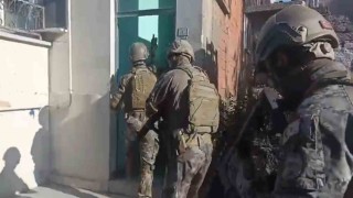 Çoraplara ve sakız kutularına sakladıkları uyuşturucuyu ekipler buldu