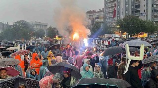 Çorum FK taraftarları final maçını yağmur altında izledi