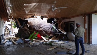 Çorumda düşen kayalar ev ve iş yerinde hasar oluşturdu