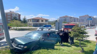 Çorumda otomobil ile cip çarpıştı: 2 yaralı