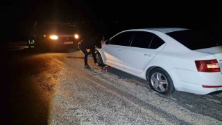 Çukurlara giren 5 aracın lastiği patladı