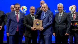 Cumhurbaşkanı Erdoğandan Başkan Alana Hizmet Şeref Belgesi
