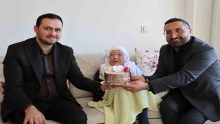 Cumhuriyetle yaşıt Nazife nineye Anneler Günü sürprizi