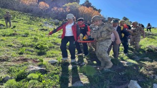 Dağlık alanda düşerek yaralan şahsı ekipler kurtardı