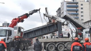 Damperi açık kamyon faciaya neden oldu: Üst geçit çöktü, 3 yaralı