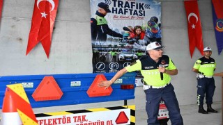 Demircide traktör sürücülerine reflektör dağıtımı yapıldı