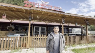 Deniz kenarında ayının balık keyfi, cep telefonu kamerasına yansıdı