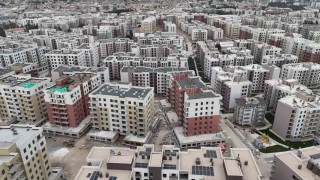 Depremde yüzlerce kişiye mezar olan ve yeniden inşa edilen mahallede şükür namazı kılındı
