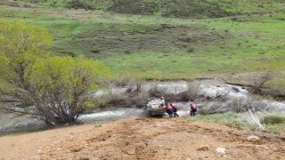 Dereye uçan araçtaki 5 kişi yaralandı