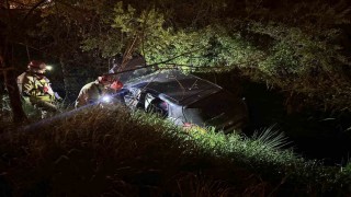 Dereye uçan otomobilde sıkışan sürücüyü itfaiye ekipleri kurtardı
