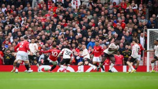 Dev maçta Manchester United, evinde Liverpoolu yendi