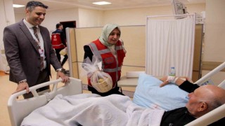 Devlet Hastanesinde hastaların yüzünü güldüren ziyaret