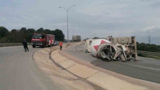 Devrilen beton mikserinin sürücüsü yaralandı