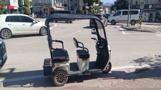 Devrilen elektrikli motosikletteki 3 kişi yaralandı