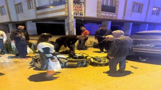 Devrilen motosikletin sürücüsü, otomobilin altında sıkıştı