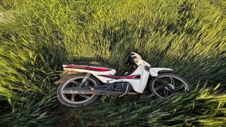 Direksiyon hakimiyetini kaybeden motosiklet sürücüsü tarlaya uçtu: 2 yaralı