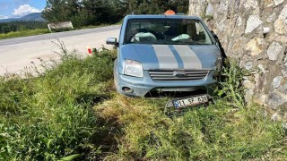 Direksiyon hâkimiyetini kaybeden otomobil sürücüsü istinat duvarına çarptı: 1 yaralı