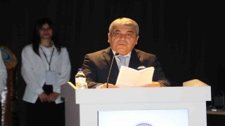 DİSİDER Başkanı Akbaş, mühendislik fakültesinden mezun olan öğrencilere deneyimlerini aktardı