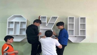 Diyarbakırda meslek lisesi öğrencileri kardeş okullara kitaplıklar tasarladı