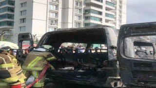 Diyarbakırda park halindeki minibüs küle döndü