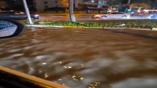 Diyarbakırda sağanak yolları göle çevirdi