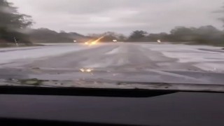 Dolu yağışı yolu beyaza bürüdü