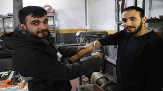 Dünyaca ünlü Sivas bıçağının keskinliğini kol kıllarında test etti