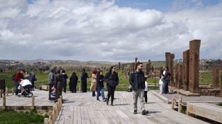 Dünyanın en büyük tarihi İslam mezarlığında ziyaretçi yoğunluğu başladı