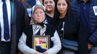 Duruşmaya oğlunun portresiyle gelen anne: Ne olur bir an önce ceza verin de buralara gelmeyeyim