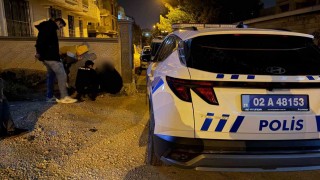 Duvar dibine çöken kadın ekipleri harekete geçirdi