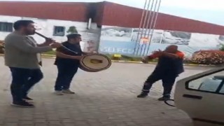 Düzcede akaryakıt istasyonunda renkli görüntüler: Klarnetçi ve davulcu çaldı, pompacı oynadı