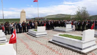 Edebük şehitleri kabirleri başında anıldı