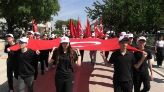 Edirnede 19 Mayıs coşkusu: Bayrağını alan kutlama alanına koştu