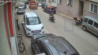 Edirnede aynı sokakta yarım saat arayla iki kaza kameralara yansıdı