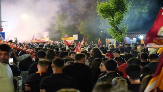Edirnede Galatasaraylı taraftarlardan meşaleli şampiyonluk kutlaması