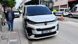 Edirnede kontrolden çıkan panelvan park halindeki araçlara çarptı: 2 yaralı