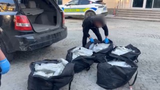Edirnede Moldova plakalı araçta 90 kilo skunk ele geçirildi